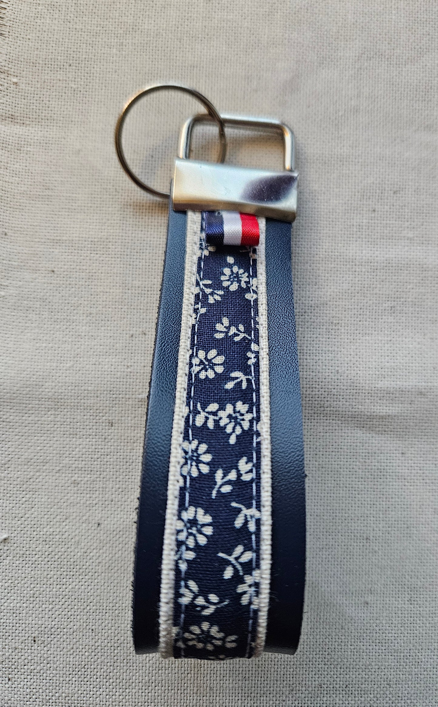 Porte-clé fleurs bleues